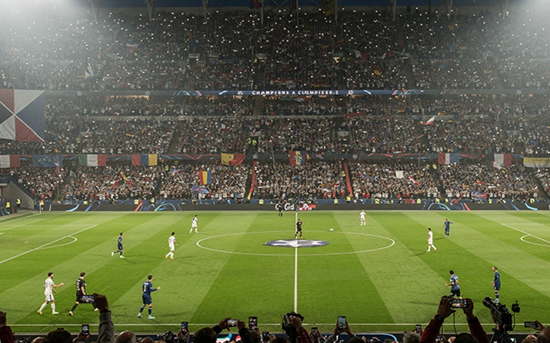Atmosfera notturna di una grande partita di calcio europeo