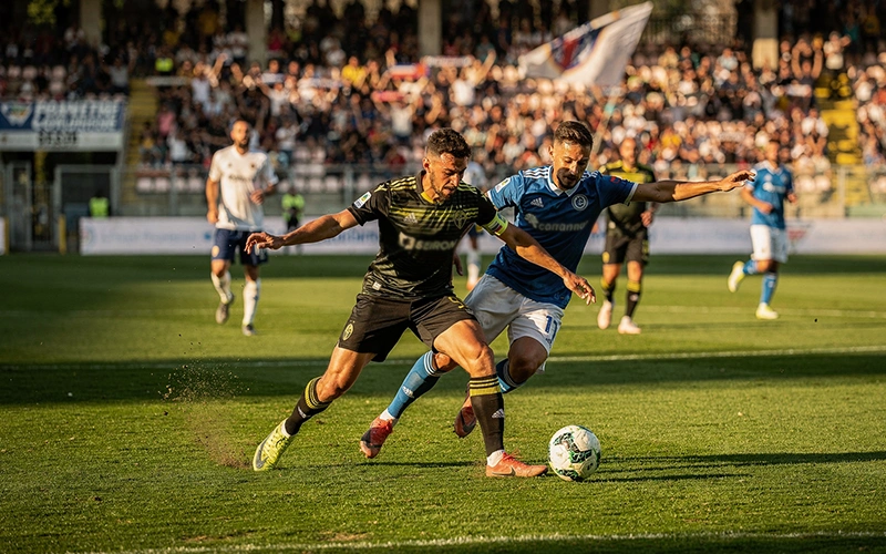 Partita di calcio in uno stadio italiano durante il campionato di Serie A