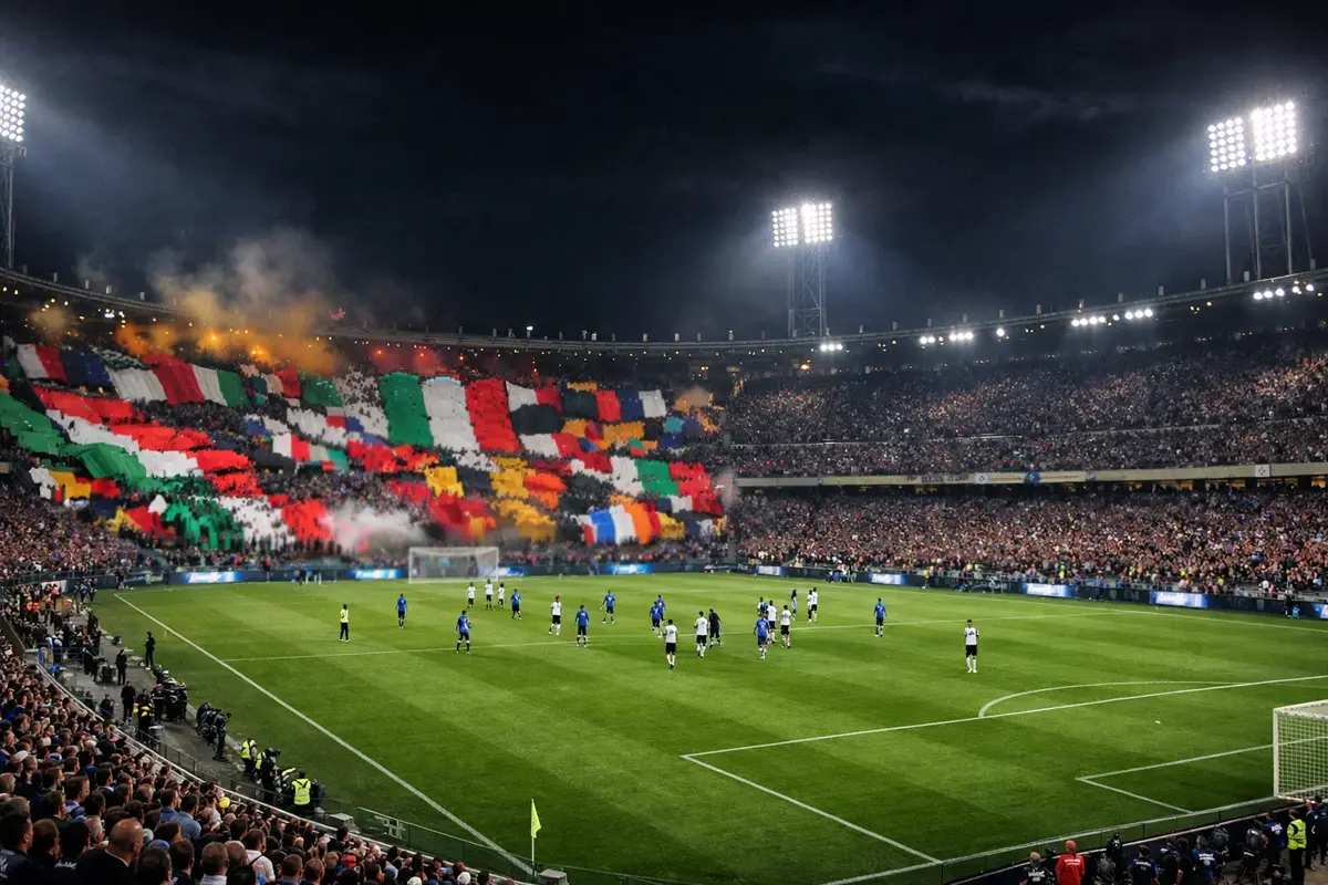 Stadio di Serie A pieno di tifosi durante una partita serale
